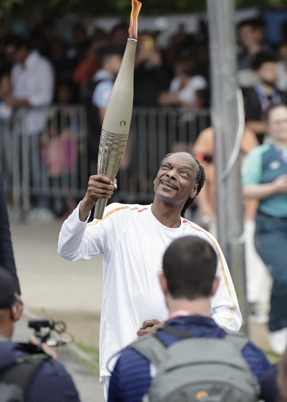JO Paris 2024 Snoop Dogg porteur de la flamme à SAINTDENIS (IMAGES)