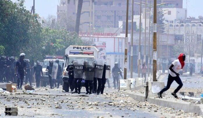 Affrontements à l’Ucad : 4 policiers et 16 étudiants  blessés dont 6 graves 