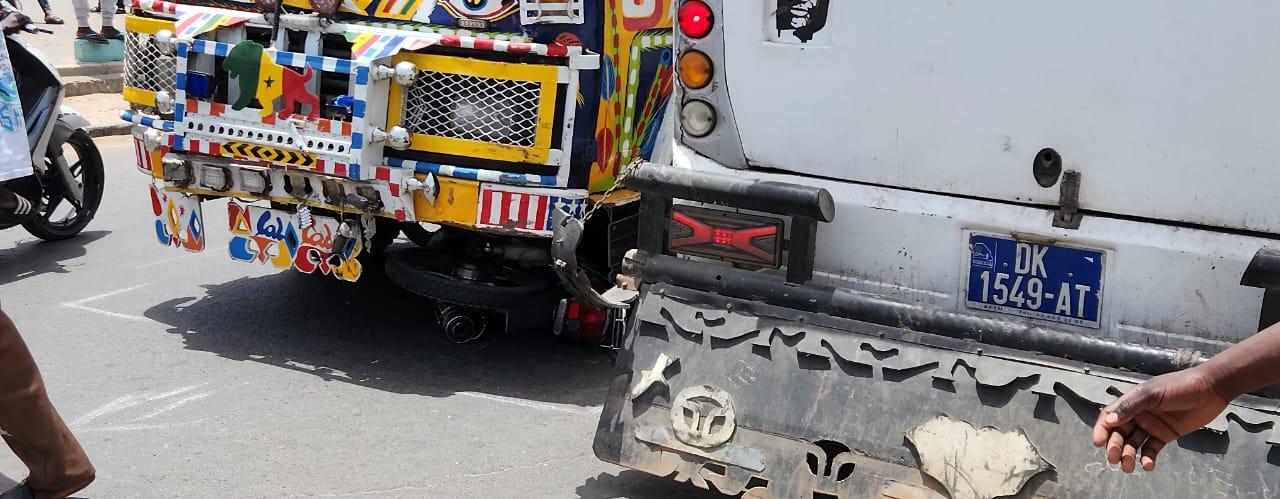 HLM Dakar : une course poursuite entre 2 « Cars rapides » entraîne un grave accident 