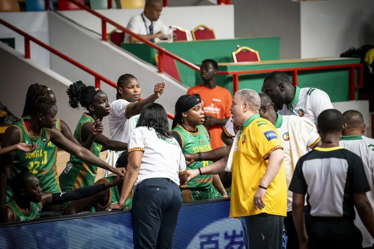 AFROBASKET : tête basse, visage fermé...Les tristes images des Lionnes à leur sortie du stade (VIDÉO)