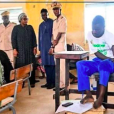 Pape Natango Mbaye, qui écrit avec ses pieds décroche son BAC avec Mention Bien