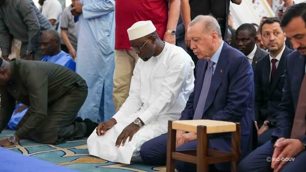 Istanbul : Ousmane Sonko prie à la grande mosquée de Çamlıca avec le président turc