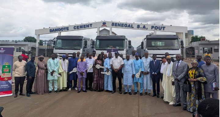 Dangote Senegal dote ses distributeurs d\'une dizaine de camions afin de renforcer leurs capacités logistiques