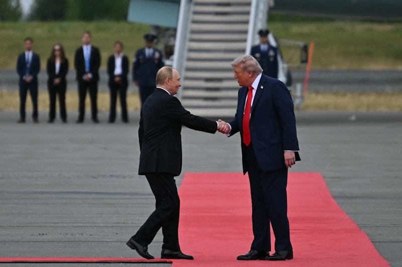 Poignée de main cordiale entre Trump et Poutine, le sommet sur l\'Ukraine commence