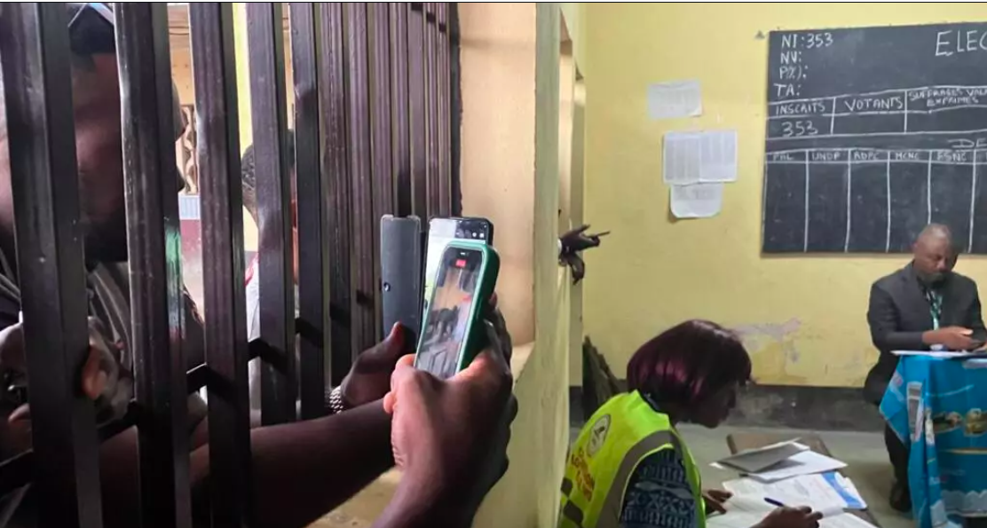 Présidentielle au Cameroun: bureaux de vote fermés et opérations de dépouillement entamées