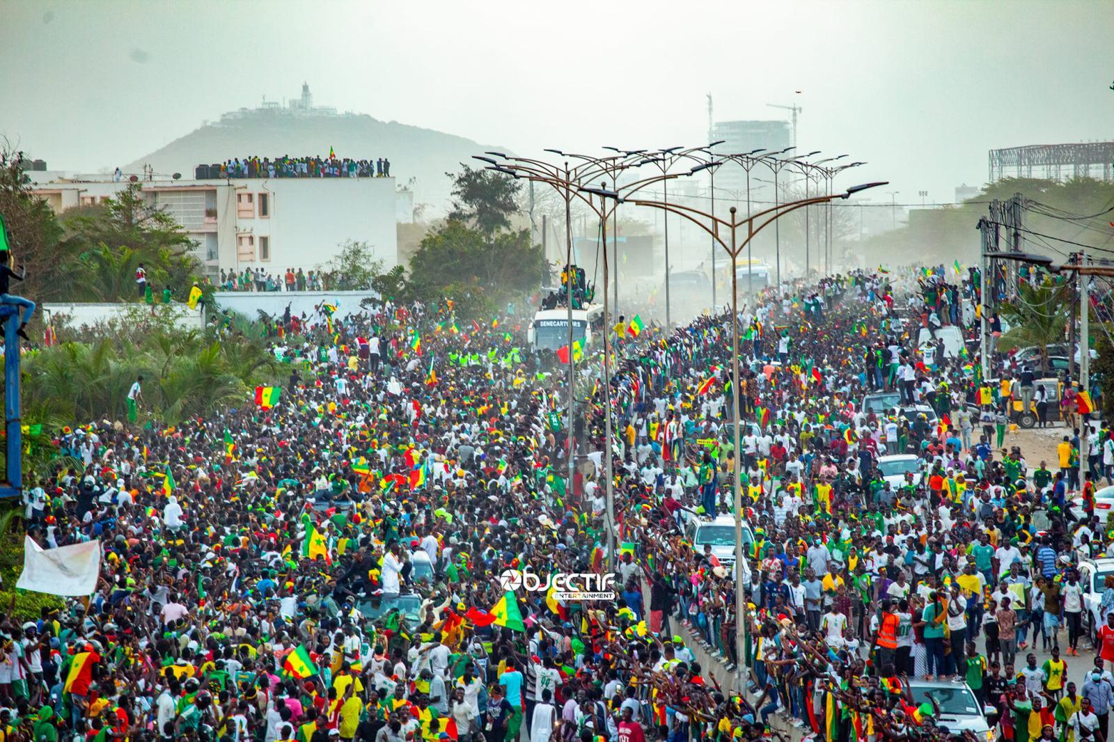 🔴 Direct : Suivez la parade géante des Lions dans les rues de Dakar