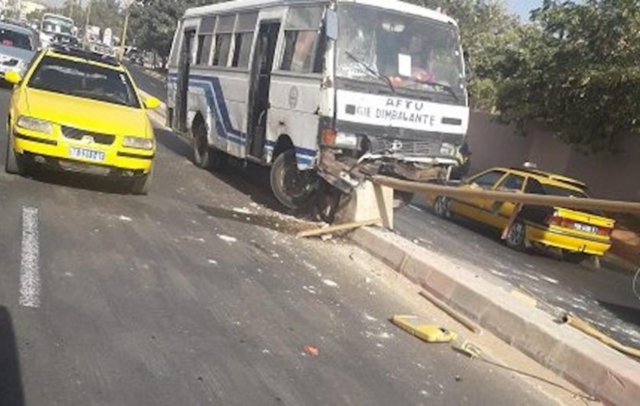 Diamalaye : Un bus Tata percute un taxi...
