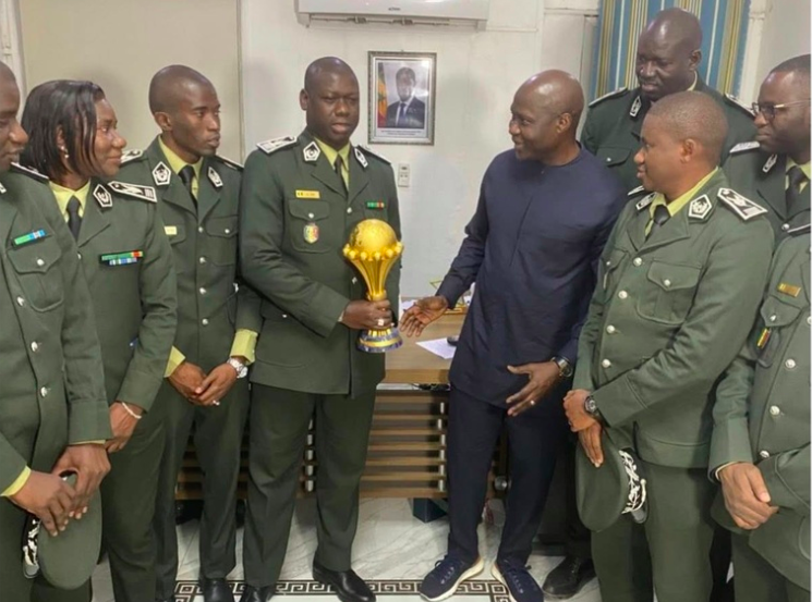 Rebeuss : le trophée de la CAN présenté aux détenus