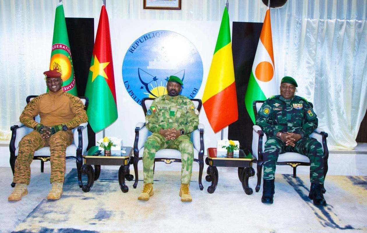 Mali : l\'AES réagit a minima aux attaques des jihadistes et rebelles touaregs