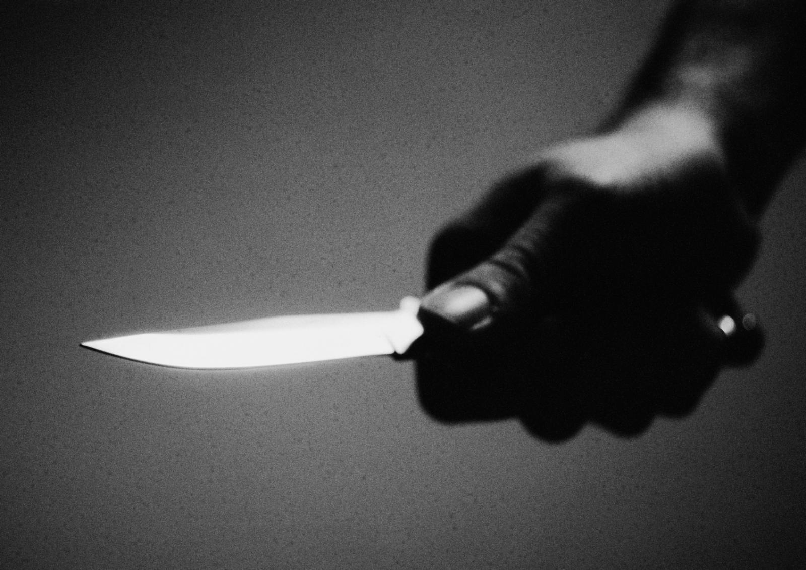 Drame à la Cité Fadia : un homme poignarde son frère avant de sauter du deuxième étage