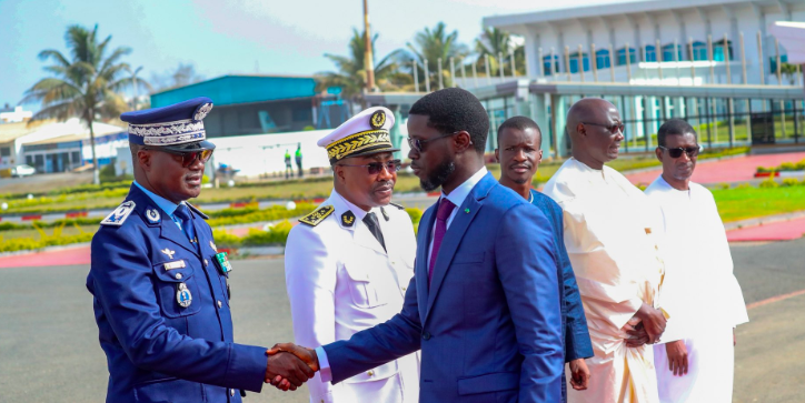 Diplomatie : Diomaye Faye reçu par Adama Barrow pour renforcer les liens bilatéraux 