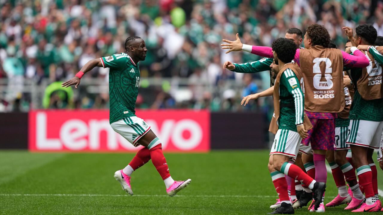 Le Mexique lance la Coupe du monde par une victoire dans un match à trois cartons rouges