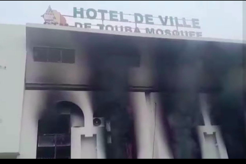 𝗔𝗟𝗘𝗥𝗧𝗘 – 𝗟a Mairie de Touba MBacké en proie aux flammes !