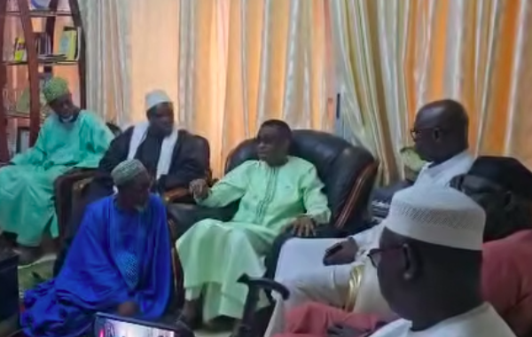 CONDELEANCES- Youssou Ndour chez la famille de feu Papa Youssou Ndoye