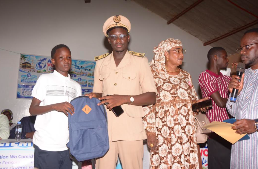 Saint Louis - Access Voyage offre 4000 KITS scolaires et paie l\'inscription de 3000 élèves
