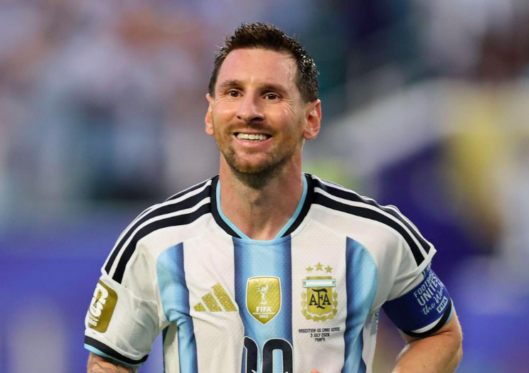 Légende du football : Lionel Messi fait ses adieux à l\'Albiceleste par une démonstration magistrale et son 126e but  