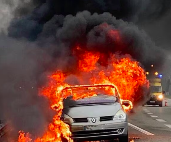 Autoroute à péage- Un véhicule prend feu!