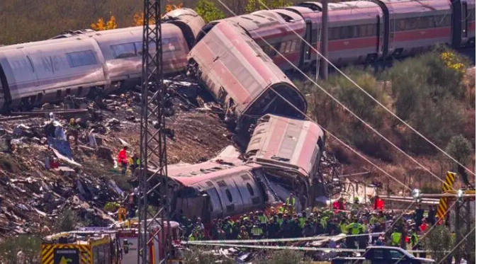 Collision de trains en Espagne: le bilan monte à au moins 68 morts et des dizaines de blessés